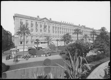 Hotel Plaza et France [Nice], vue sur la faade de l'htel  partir du jardin, circa 1925.