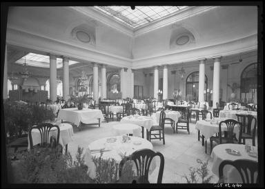 Hotel Plaza et France [Nice], vue d'angle salle--manger, circa 1925. Ces salons prennent place dans des extensions en coeur de parcelle.