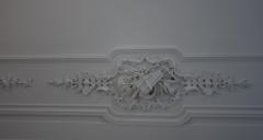 Ancien vestibule (?), motif de gypserie plac sur le petit ct du plafond.
