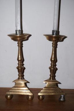 Paire de chandeliers d'autel n1 : vue d'ensemble.