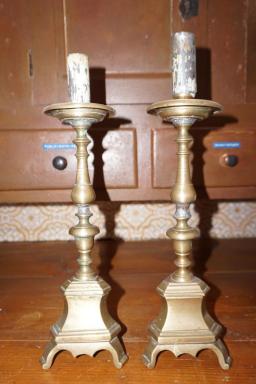 Paire de chandeliers d'autel n2 : vue d'ensemble.