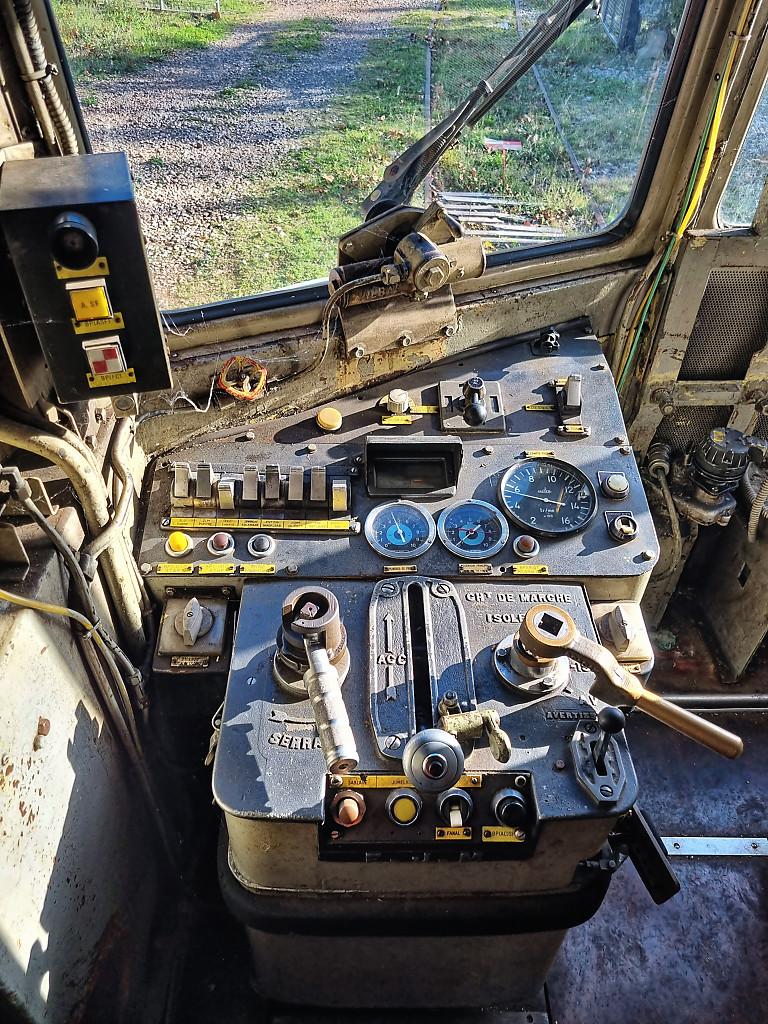 Pupitre de conduite de l'autorail X 2825