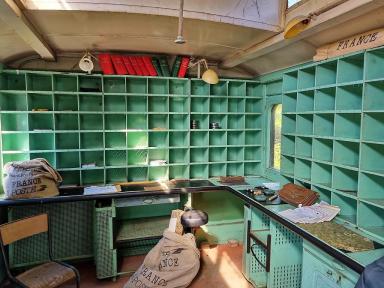 Intrieur du wagon postal OCEM  2 essieux (casiers de tri du courrier)