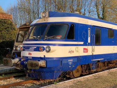 L'autorail X 1501/02 : gros plan sur l'avant de la motrice X 1502