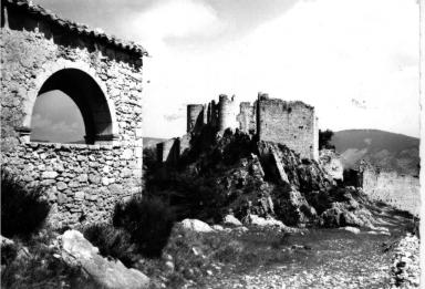[Chapelle N.D d' Espam (XVII sicle) et ruines du vieux chteau (XIV sicle)]