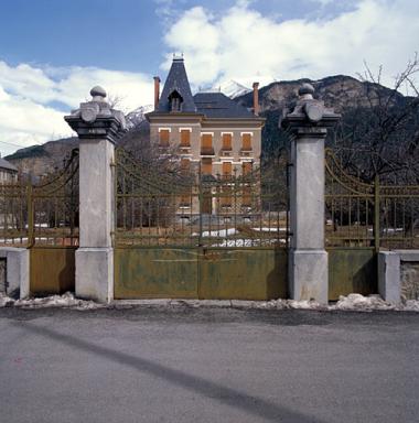 Entre de la villa avec son portail, lvation sud.
