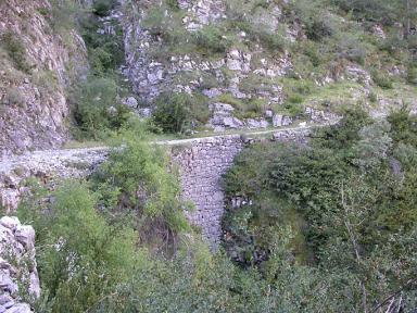 Chemin d'Aurent  Castellet-ls-Sausses. Mur de soutnement et pont sur le ravin de la Gouerge.