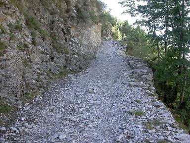 Chemin d'Aurent  Castellet-ls-Sausses. Chausse construite.