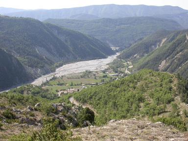 La valle du Var vue du piton des Balmes ; au 1er plan en contrebas, le hameau d'Enriez et le quartier du Plan ; au fond, la clue de Gueydan.