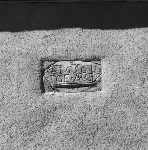 Pierre en remploi dans le mur de clture nord-est du jardin portant l'inscription : 1656 / GE / AR / C.