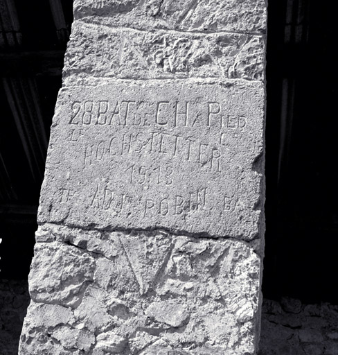 Hangar nord. Troisime pilier. Plaque grave portant l'inscriptio de fondation (1913).