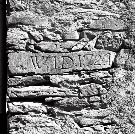 Faade nord. Pierre d'angle grave portant l'inscription W.I.D.I.7.2.4.