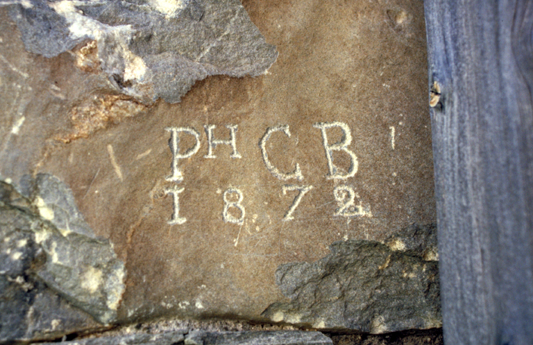 Porte de la grange. Inscription grave PH CB 1872.