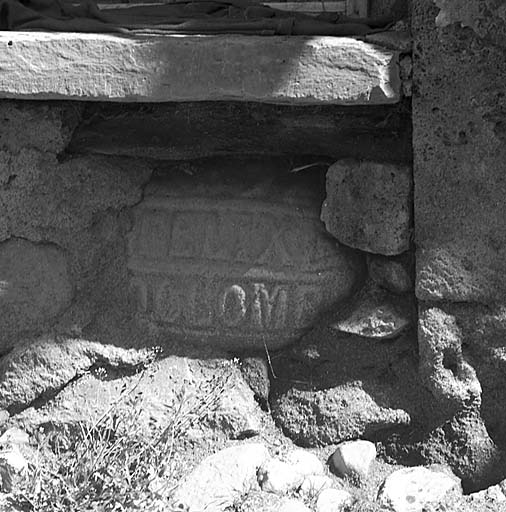 Inscription place dans les fondations, sous la fentre : 1672 Flix Colombe (?).