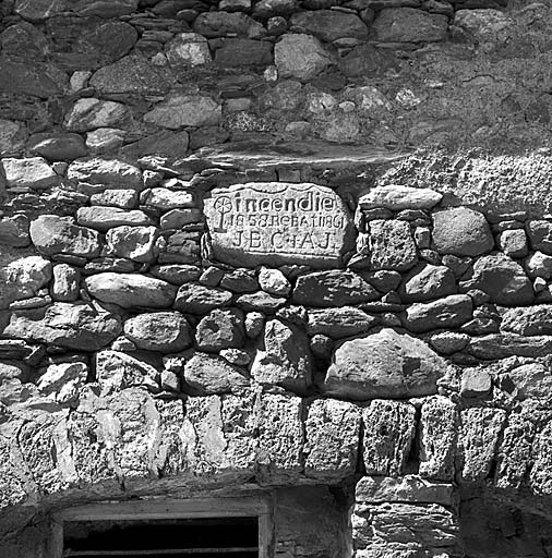 Parcelles 135-136. Inscription place dans le mur gouttereau est.