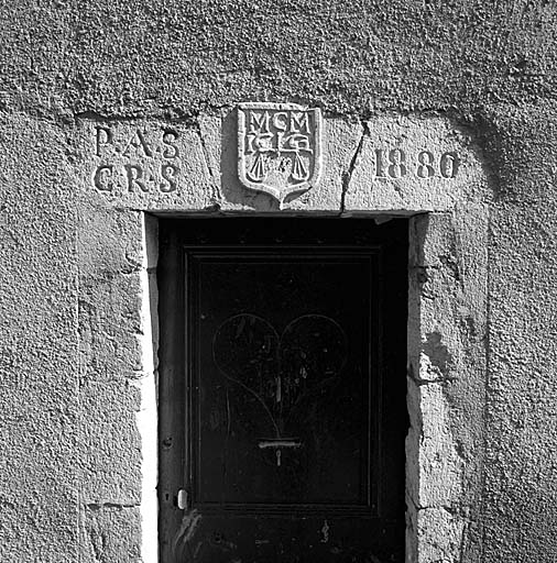 Parcelle 150. Le linteau de la porte d'entre porte deux inscriptions : l'une sculpte en relief est date 1662 ; la seconde, grave 1880.