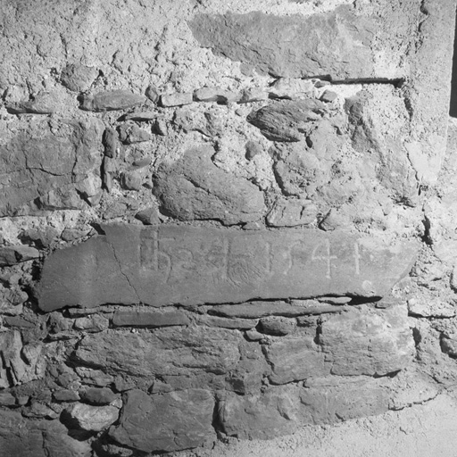 Le Bez. Parcelle 112. Inscription grave sur une pierre du mur : I H S 1541.