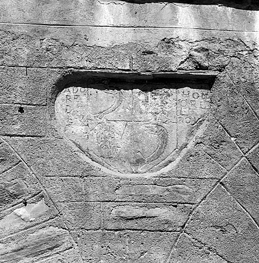 Inscription centrale de la faade sud.