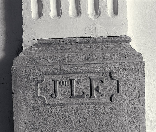 Inscription sculpte en rserve sur la base du pilastre droit de la nef.