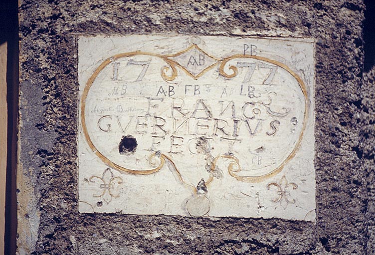 Plaque scelle dans le mur avec date et nom du maon.