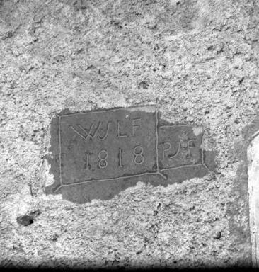 Faade sud. Plaque grave : W J L F 1818 P J F.