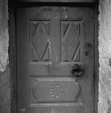 Saint-Antoine. Parcelle 25. Menuiserie de la porte d'entre. Inscription : R P 1903