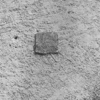Le Casset. Parcelle 1168. Inscription grave sur une pierre de la faade sud.