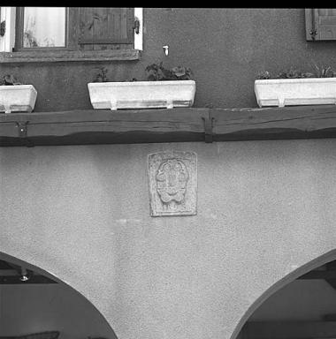 Parcelle 246. La plaque portant deux initiales lies F.S. et la date 1895 aurait t place sur le mur de faade  l'occasion d'un mariage.