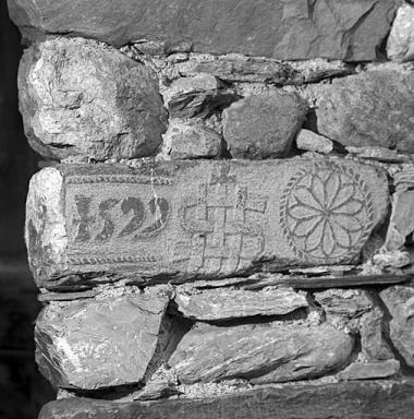 Parcelle 395. Dans un chanage d'angle, inscription bicolore sculpte en lger relief sur un bloc de granit. Date : 1559.