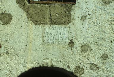 Inscription place au-dessus de la porte de la court.