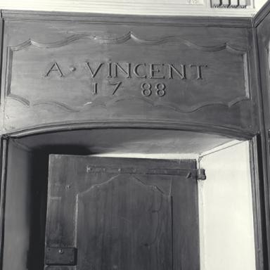 Deuxime tage. Pice Aa. Dessus de porte en lambris avec l'inscription en relief A. VINCENT 1788.