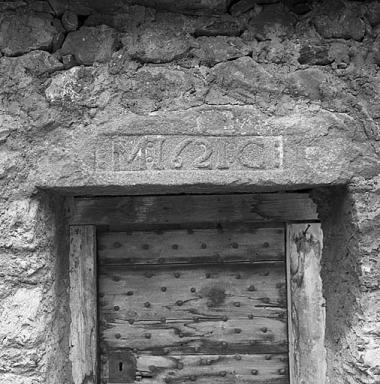 Porte de chambre au Chazelet (parcelle 132). Le linteau monolithe porte l'inscription M 1621 C sculpte en rserve.