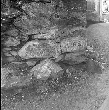 Inscription place  la base du mur.