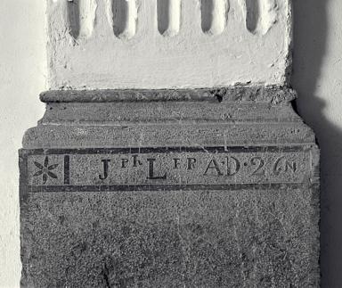 Inscription sculpte en rserve sur la base du pilastre gauche de la nef.