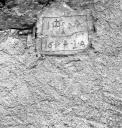 Mur nord. Plaque grave : IHS MA - 1644 LA.