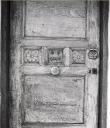 Menuiserie de la porte d'entre. Inscription : G J 1900.