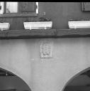 Parcelle 246. La plaque portant deux initiales lies F.S. et la date 1895 aurait t place sur le mur de faade  l'occasion d'un mariage.