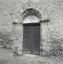 La porte d'entre. Inscription : l'glise de Sainte-Croix a t rebtie l'an de grce 1865.
