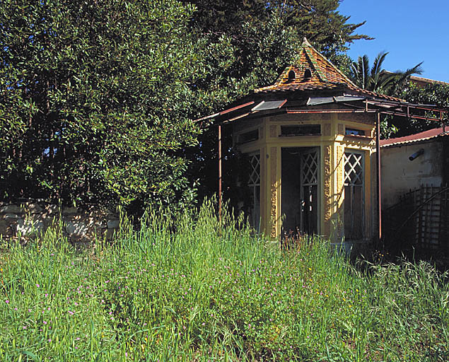 Le jardin. Le pavillon de l'angle nord-est.