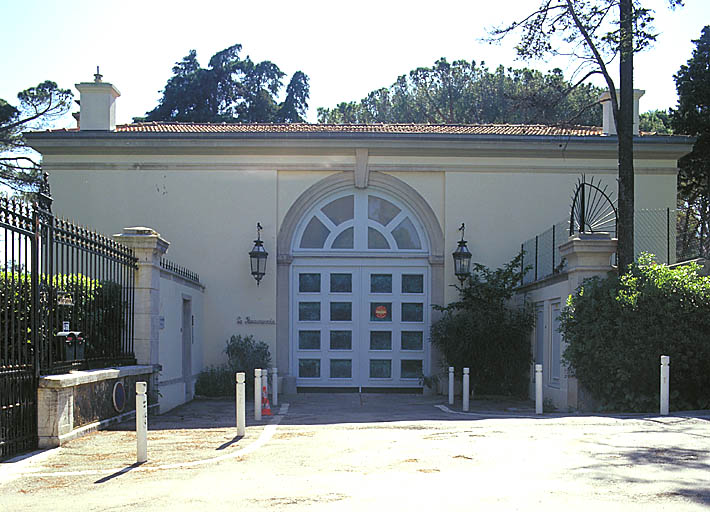 Le pavillon d'entre. Faade antrieure est.