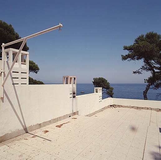 La maison. La terrasse de couverture. Souches de chemines du ct nord et potence mtallique.