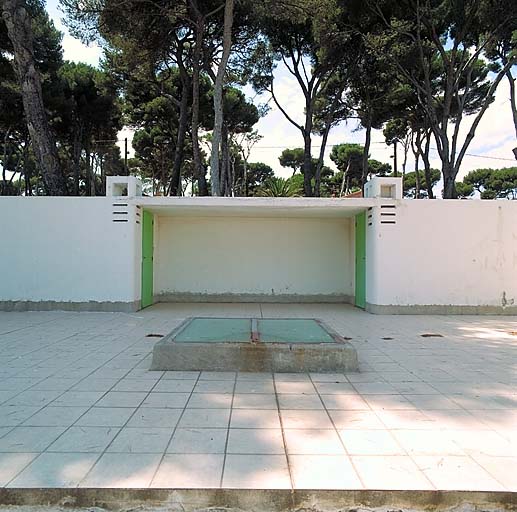 La maison. La terrasse de couverture. Loggia adosse  la faade ouest. Au 1er plan, la verrire clairant l'escalier.