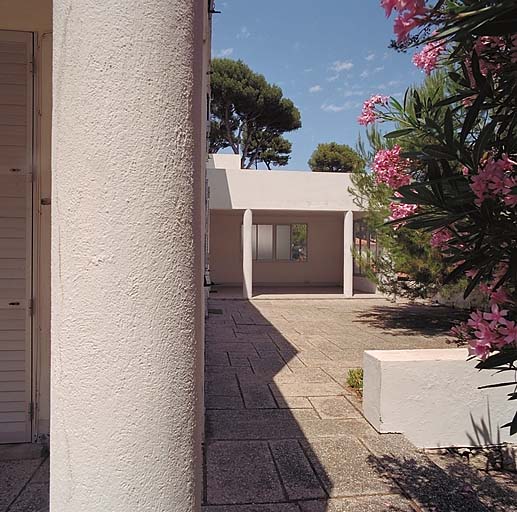 La maison. La terrasse du 1er tage de soubassement. Vue prise vers la loggia de la salle  manger.