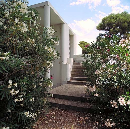 La maison. Le perron avec l'escalier montant aux terrasses de couverture. Vue prise de la cour d'entre.