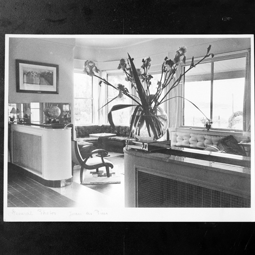 Rez-de-chausse. Living-room. Vue partielle prise en direction de la mer, vers 1950.