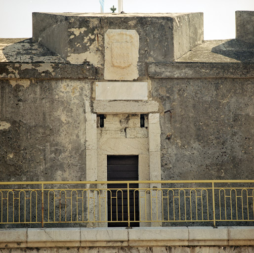 Dtail de la porte d'origine de la tour avec tableau d'encastrement du pont-levis et blason des Grimaldi.