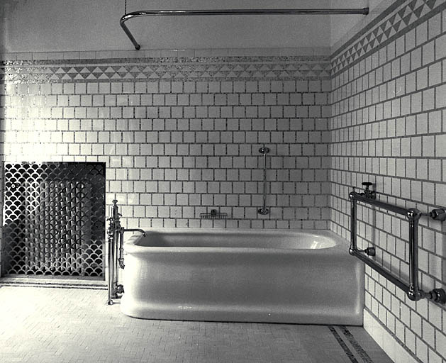 2e tage. La salle de bain nord. Le ct est avec le cache-radiateur chrom et la baignoire.