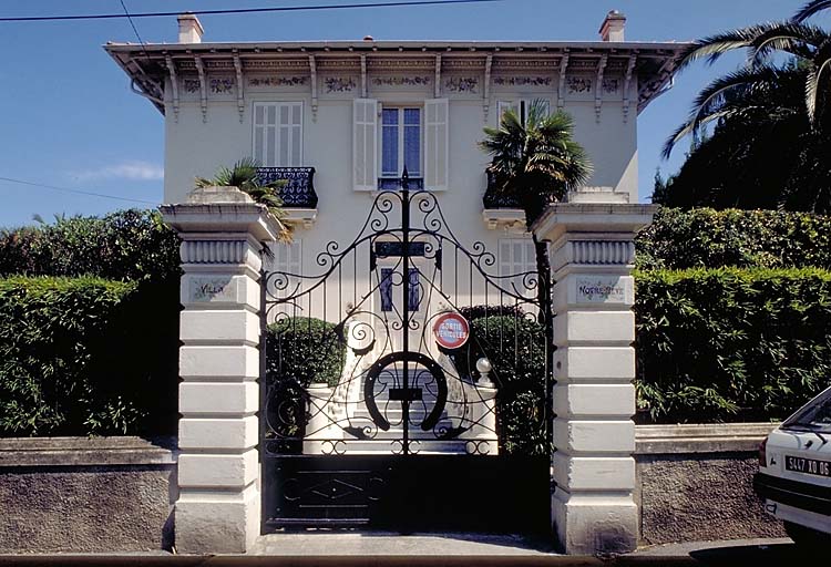 Faade antrieure ouest.  Vue prise avec le portail du jardin.