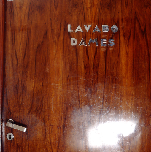 Vue de dtail de l'inscription situe  sur la porte du lavabo des dames.