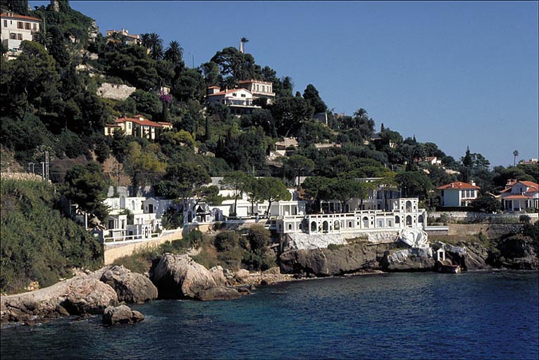 Vue d'ensemble de la villa, depuis la pointe du Cap Rognoso au sud-ouest.